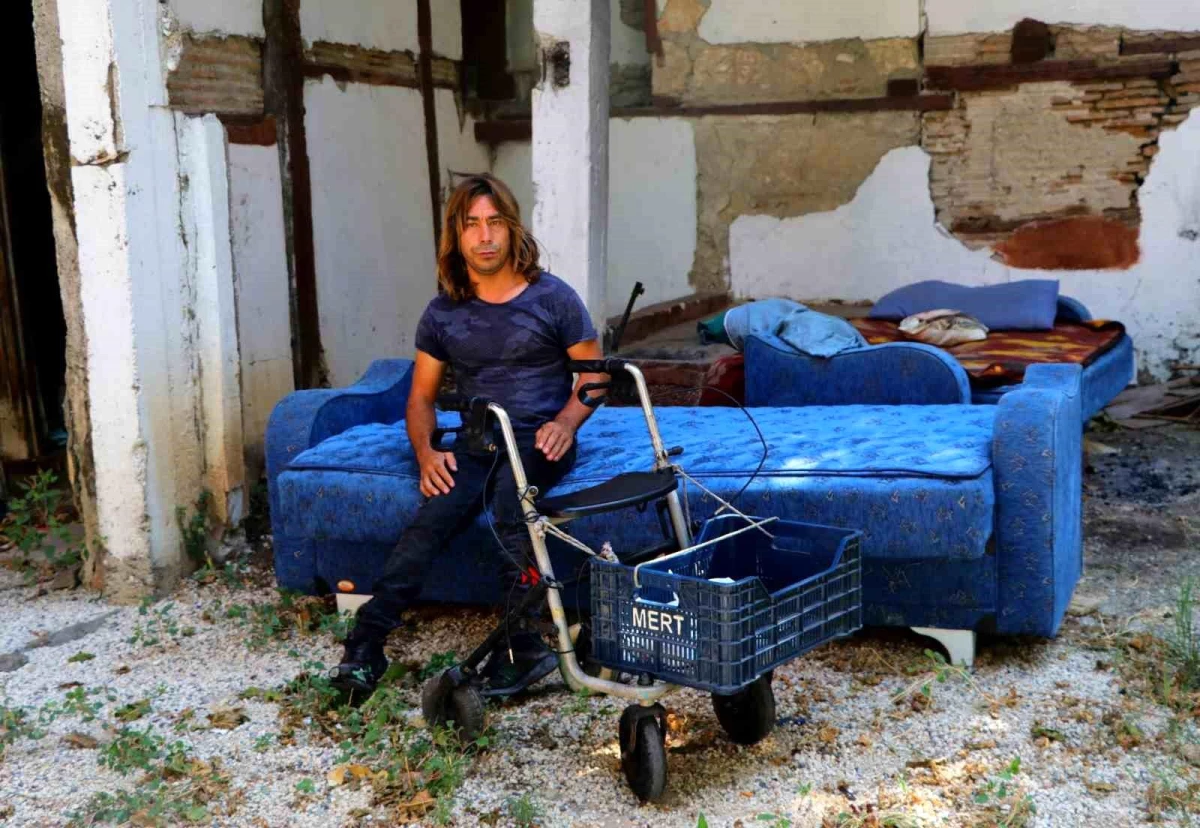 Adana\'da Engelli Kişi Kirasını Ödeyemeyince Sokağa Atıldı