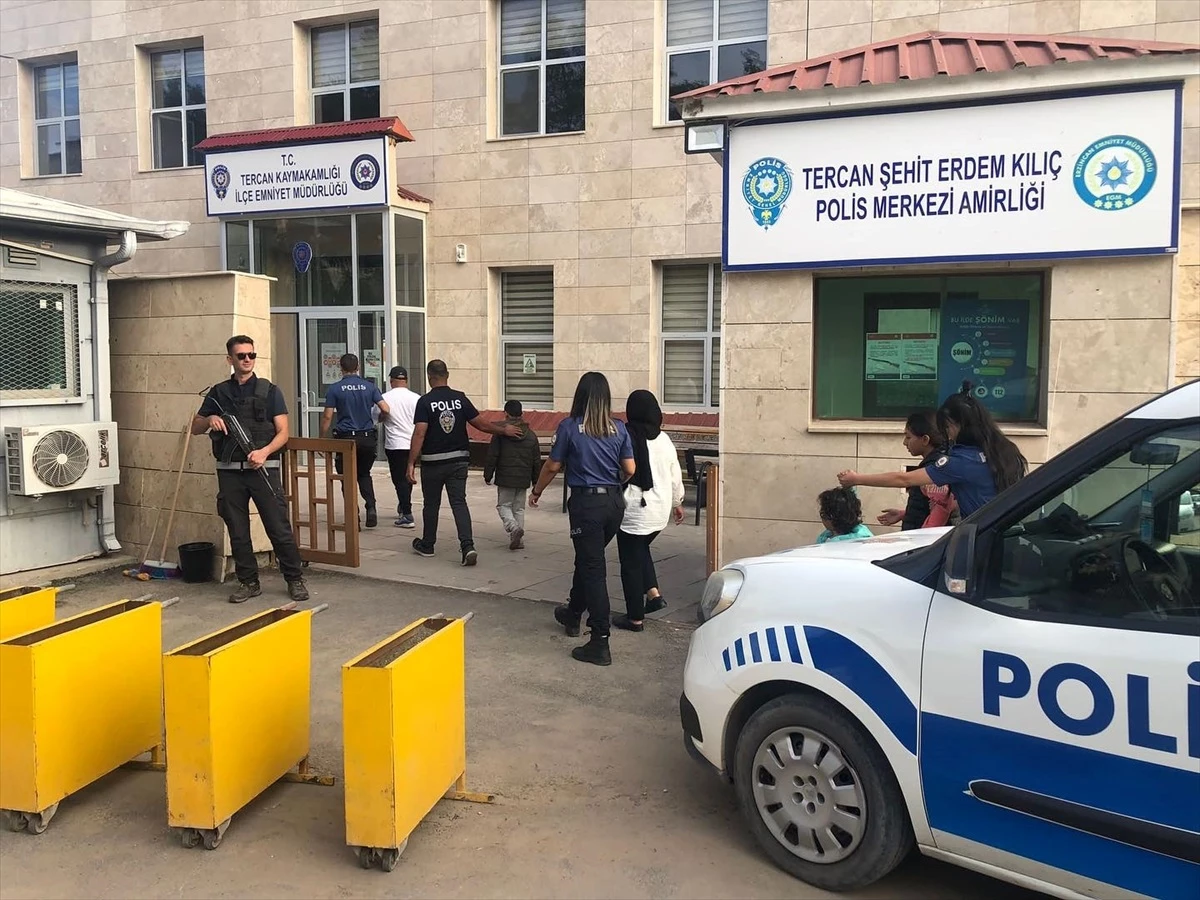 Erzincan\'da düzensiz göçmen operasyonu: 3\'ü çocuk 5 göçmen yakalandı, otobüs şoförü ve muavini gözaltına alındı