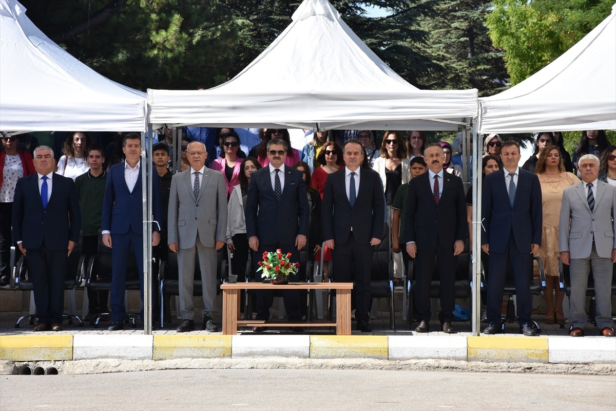 Eskişehir Atatürk Mesleki ve Teknik Anadolu Lisesi, Uluslararası MEB Robot Yarışması\'nda dünya birinciliği ve ikinciliği elde etti