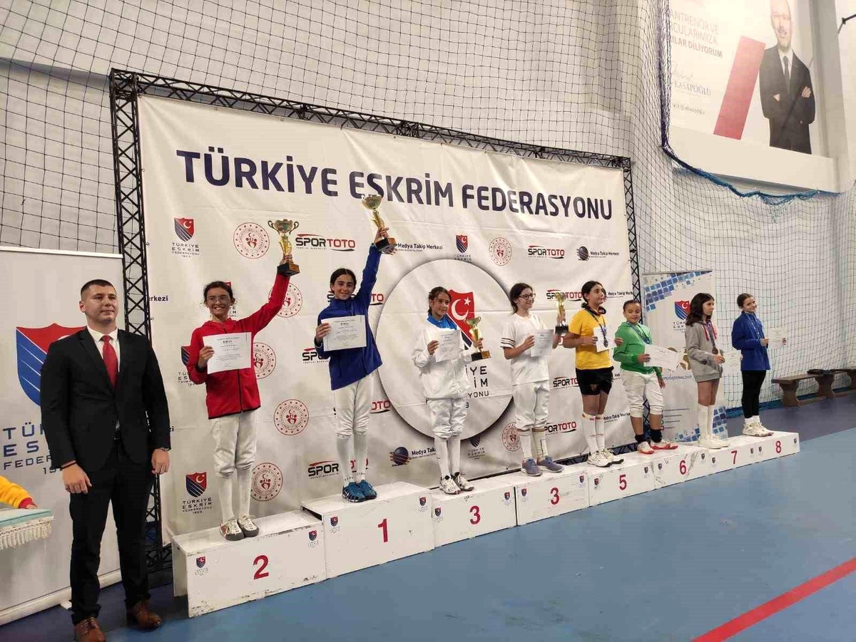 Eskişehirli Sporcular Eskrim Federasyon Kupası\'nda Madalyalar Kazandı