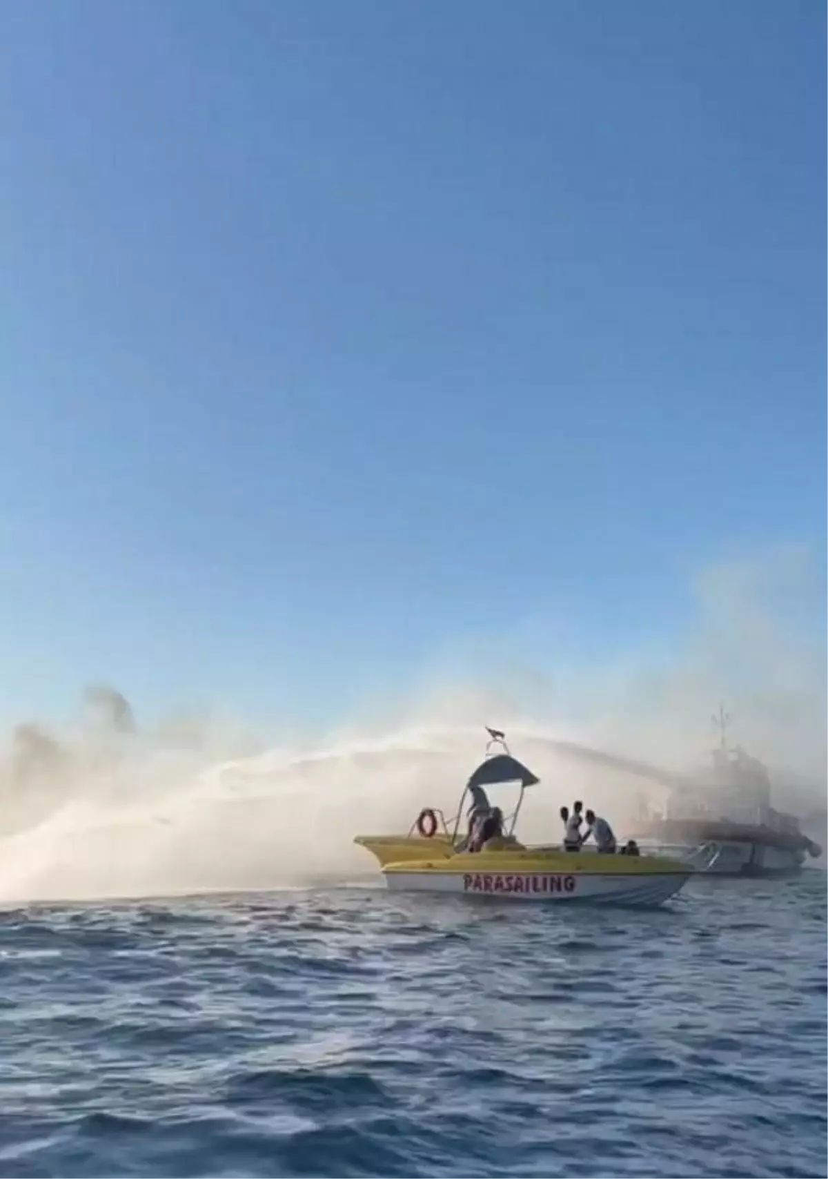 Fethiye'de 6 Metrelik Botta Çıkan Yangın Helikopterle Söndürüldü