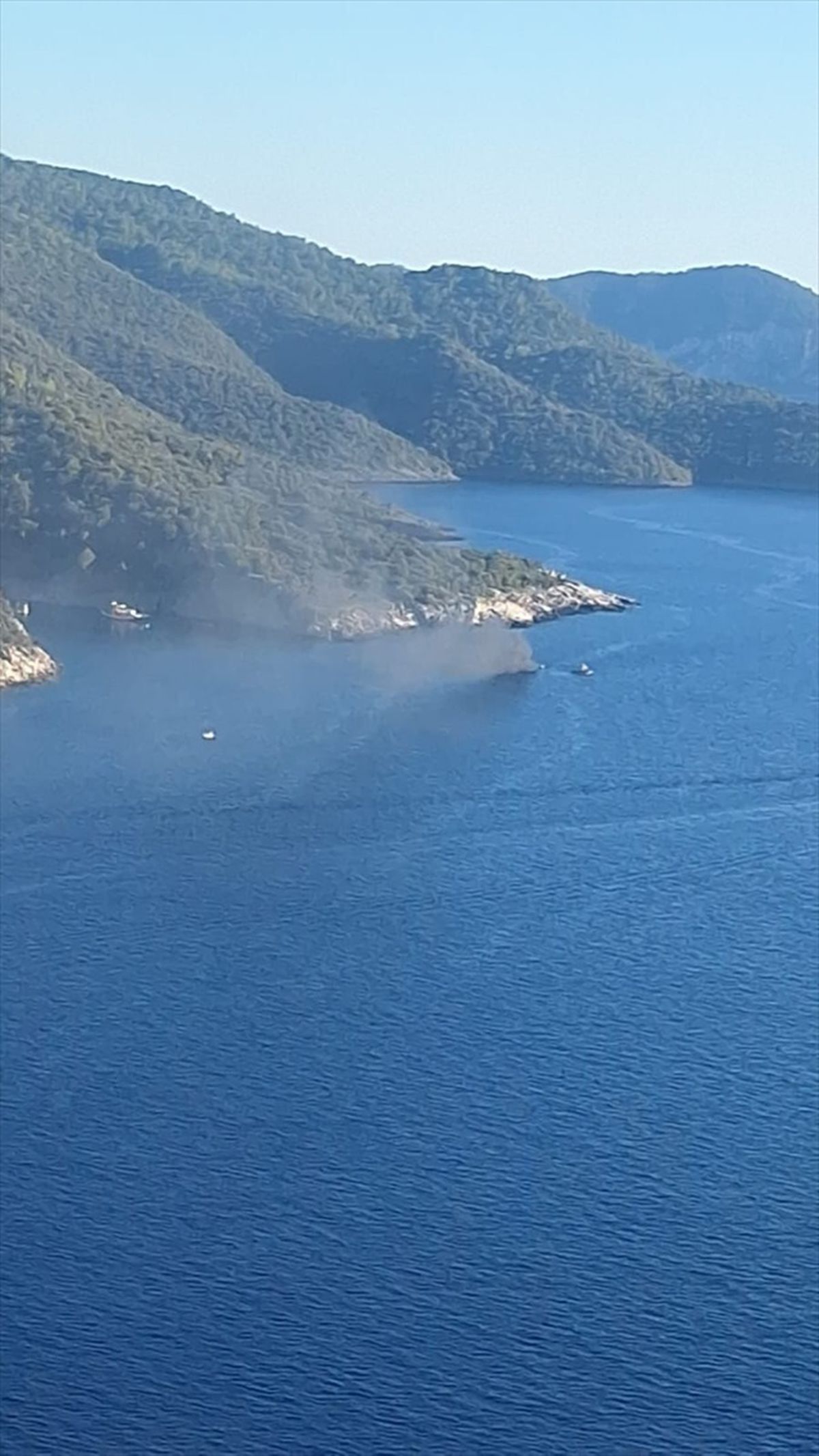 Fethiye\'de Teknede Çıkan Yangına Havadan ve Denizden Müdahale