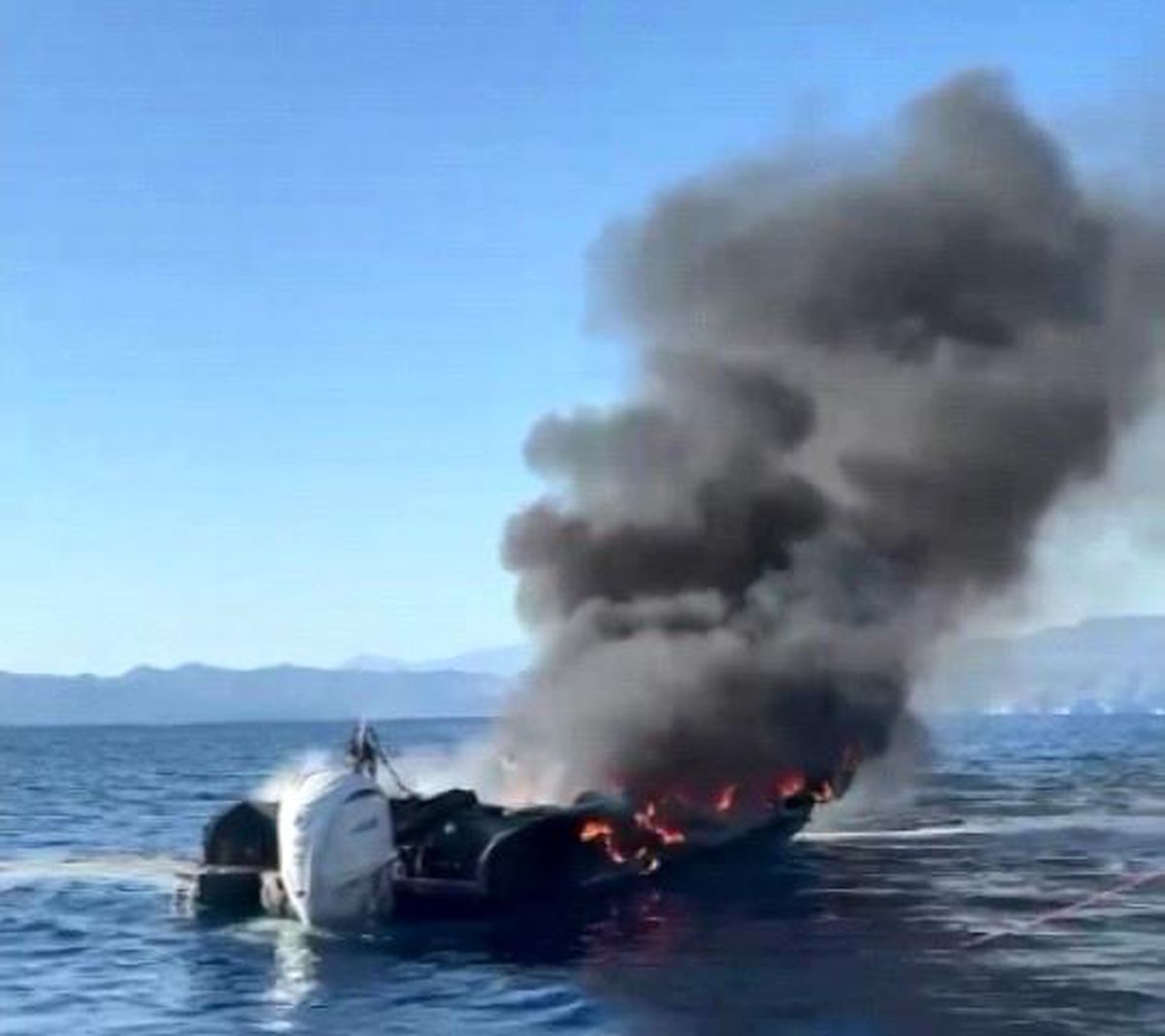 Fethiye\'de bir botta çıkan yangın söndürüldü, 4 kişi yaralandı