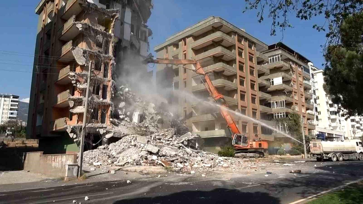 Kahramanmaraş\'ta Hasar Alan Akabe Sitesi Yıkıldı