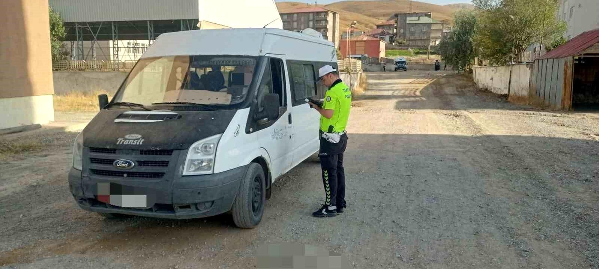 Hakkari\'de Okul Servis Araçları Denetlendi