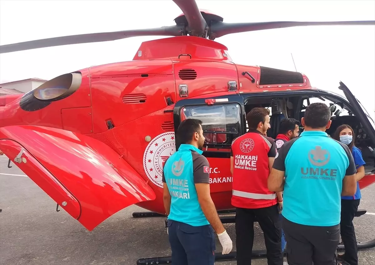 Hakkari\'de akciğer iltihaplanması tedavisi gören çocuk, ambulans helikopter ve uçakla Ankara\'ya sevk edildi