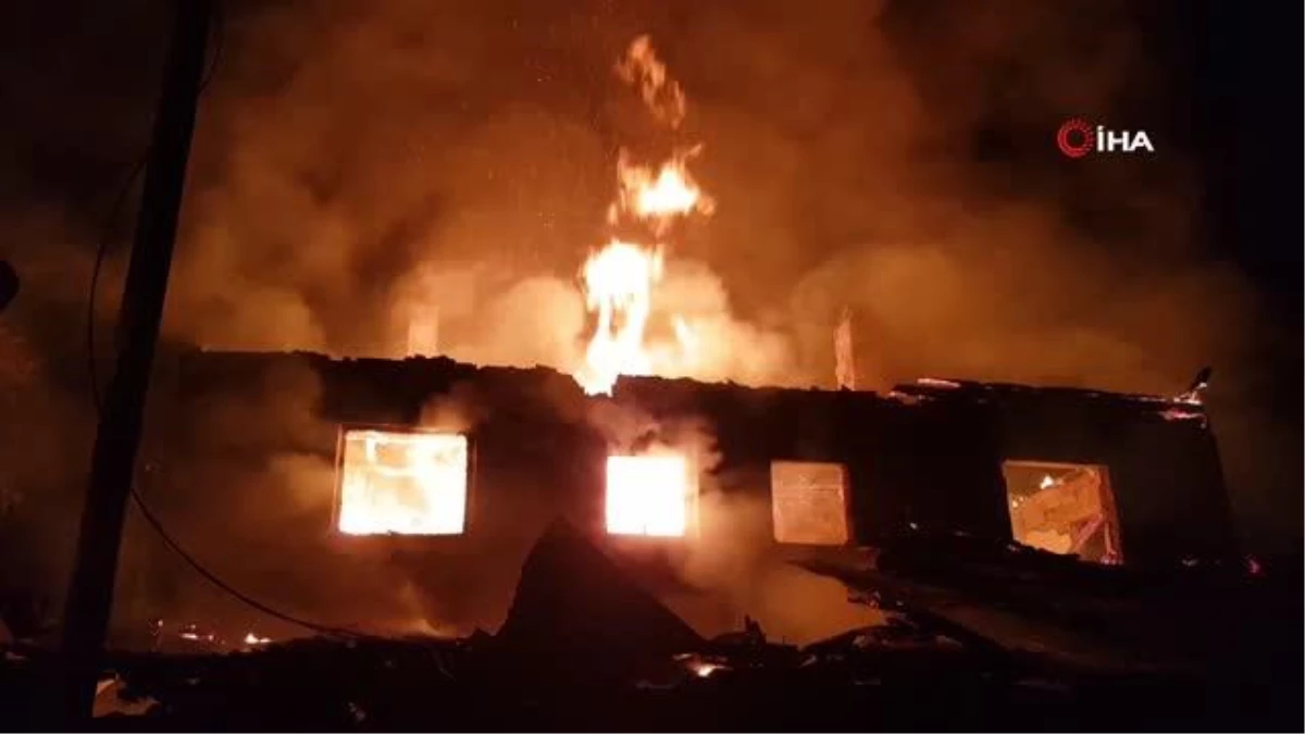 İki katlı ev alev alev yandı, yangından eşi sayesinde son anda kurtuldular