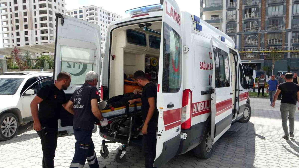 Malatya\'da İnşaat İskelesi Çöktü: 2 İşçi Yaralandı
