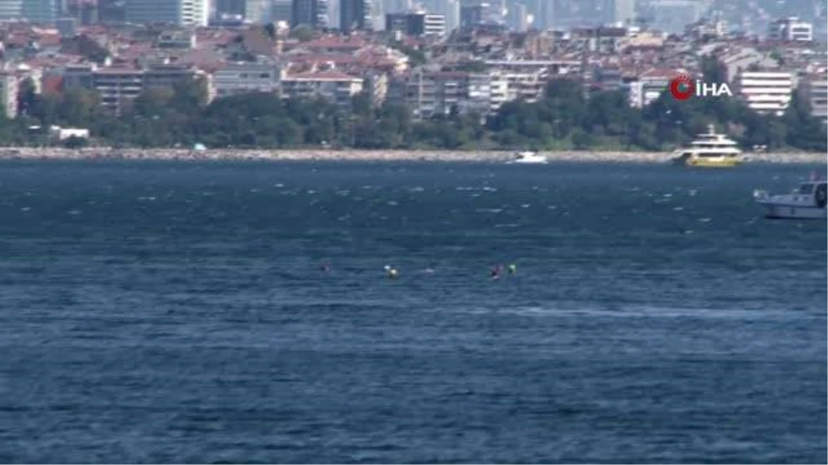 İstanbul Boğazı\'nda 30 buçuk kilometreyi yüzerek geçtiler