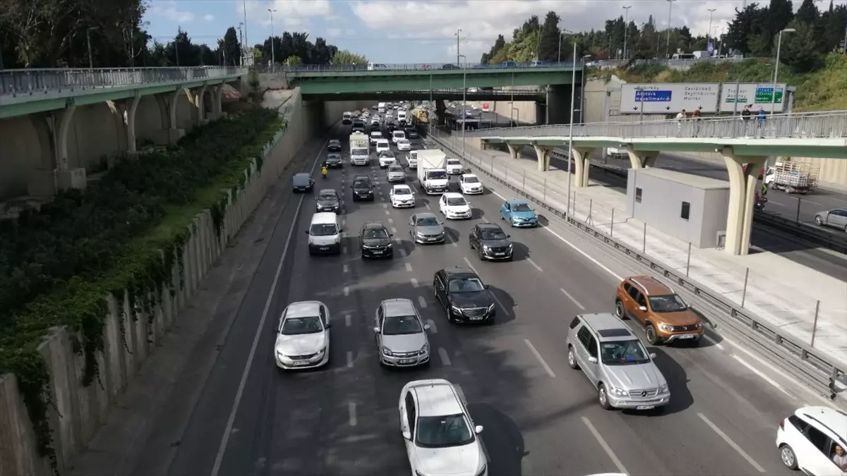 İstanbul\'un bazı bölgelerinde trafik yoğunluğu yaşandı