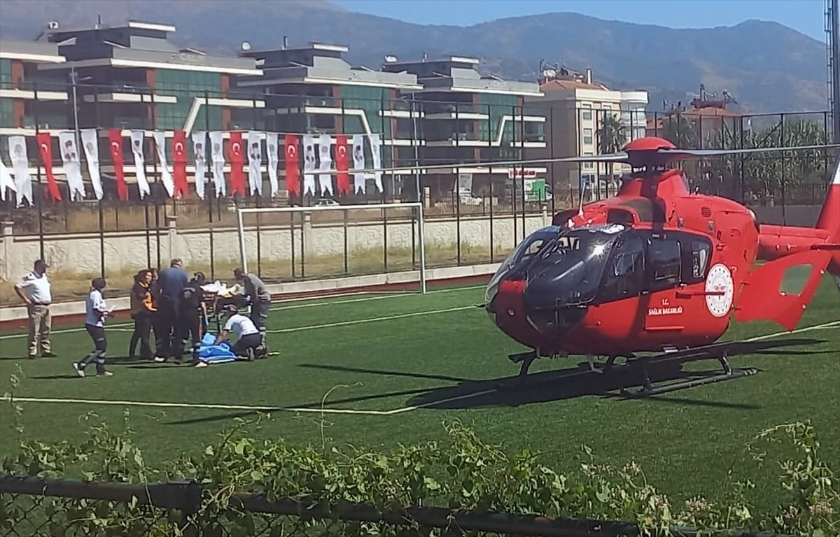 Ödemiş\'te gübre serpme makinesine sıkışan kişi ambulans helikopterle İzmir\'e sevk edildi