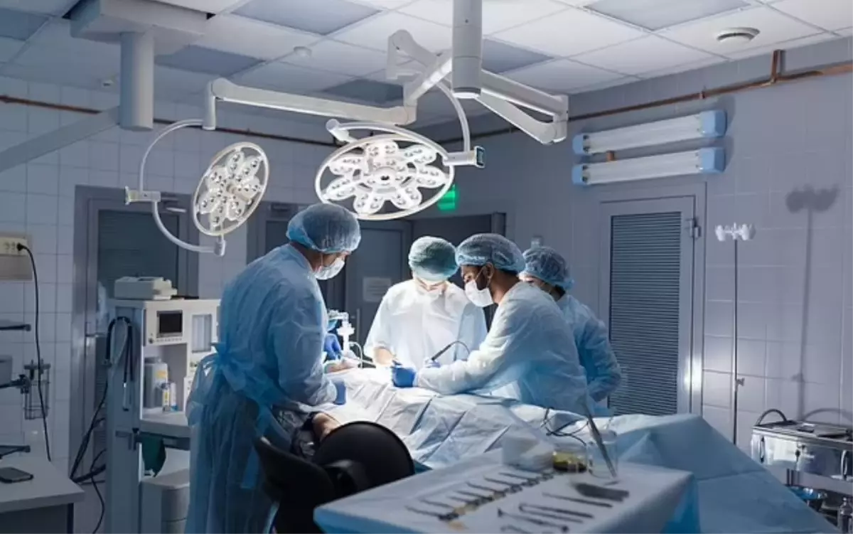 İngiltere\'de bir kadın cerrah, ameliyat esnasında erkek meslektaşı tarafından taciz edildi