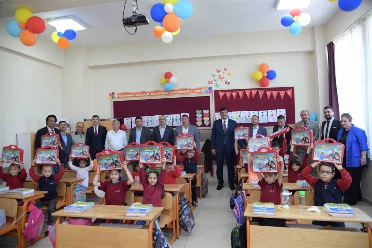 Kahramankazan Belediyesi İlkokul Öğrencilerine Kırtasiye Yardımı Yaptı