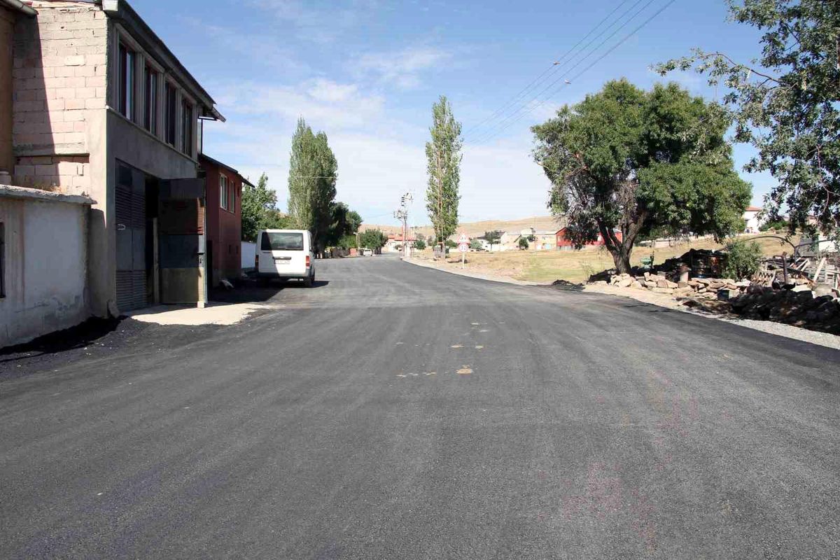 Talas Belediyesi Kamber\'de Asfalt Çalışması Gerçekleştirdi