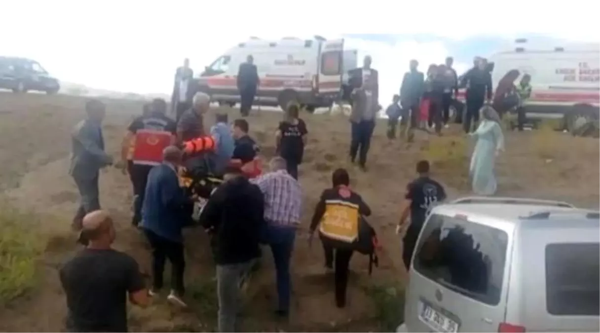 Van\'ın Özalp ilçesinde kamyonet şarampole devrildi: 5 yaralı