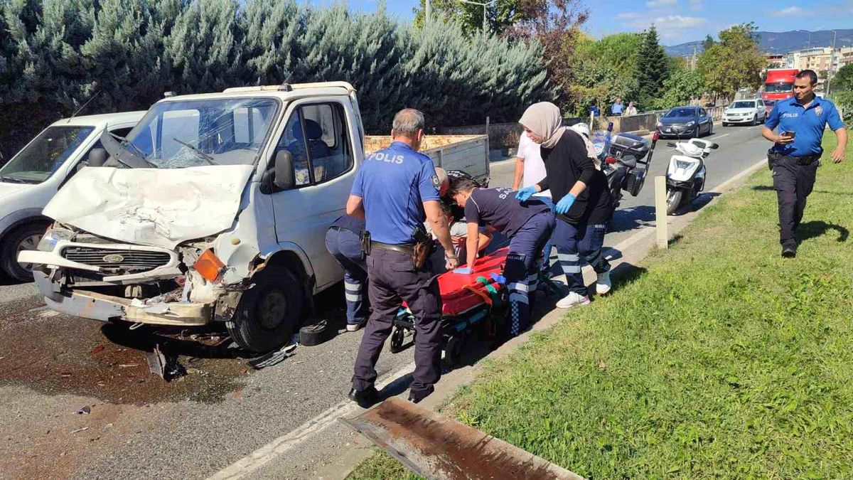 Orhangazi\'de Trafik Kazası: Kamyonet Tıra Arkadan Çarptı