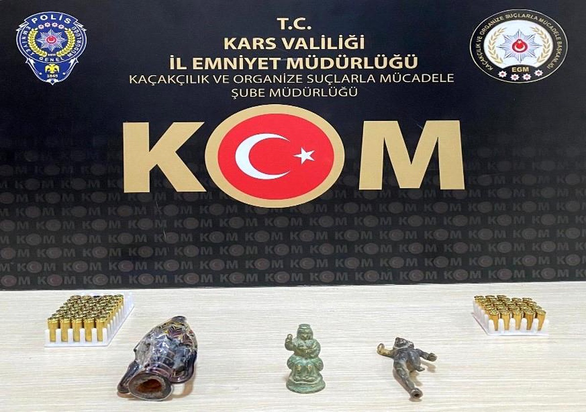 Kars\'ta Polis Tarihi Eser, Silah ve Mühimmat Ele Geçirdi