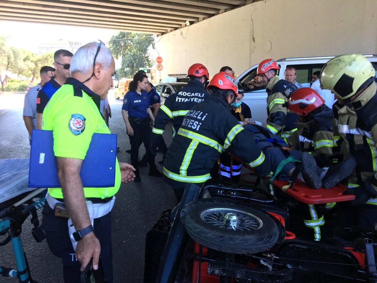 Kocaeli\'de otomobil ile elektrikli bisiklet çarpıştı: Yaşlı çift yaralandı