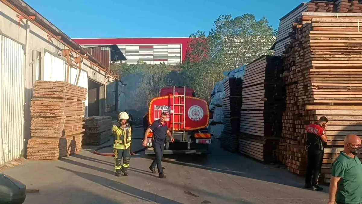 Çayırova\'da Kereste Fabrikasının Atıkları Yanmaya Başladı