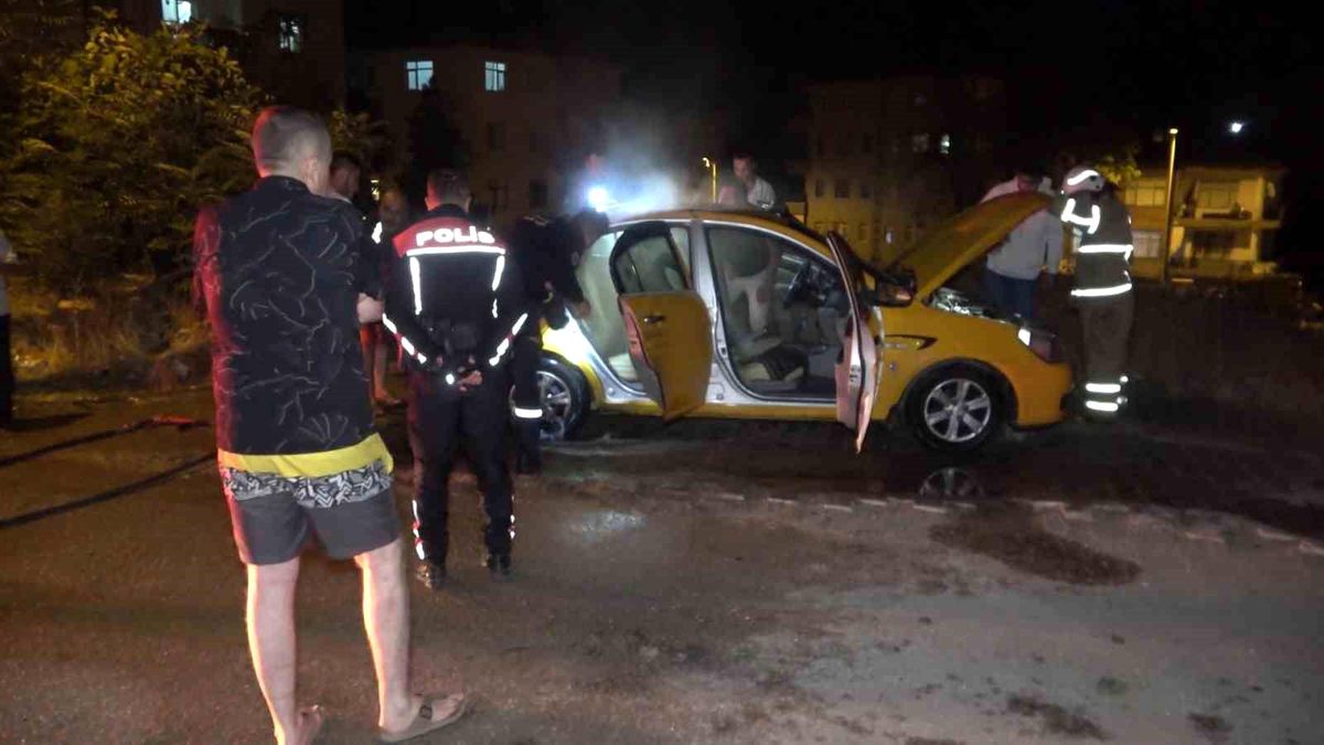 Kırıkkale\'de Park Halindeki Ticari Taksinin Bagajında Yangın Çıktı