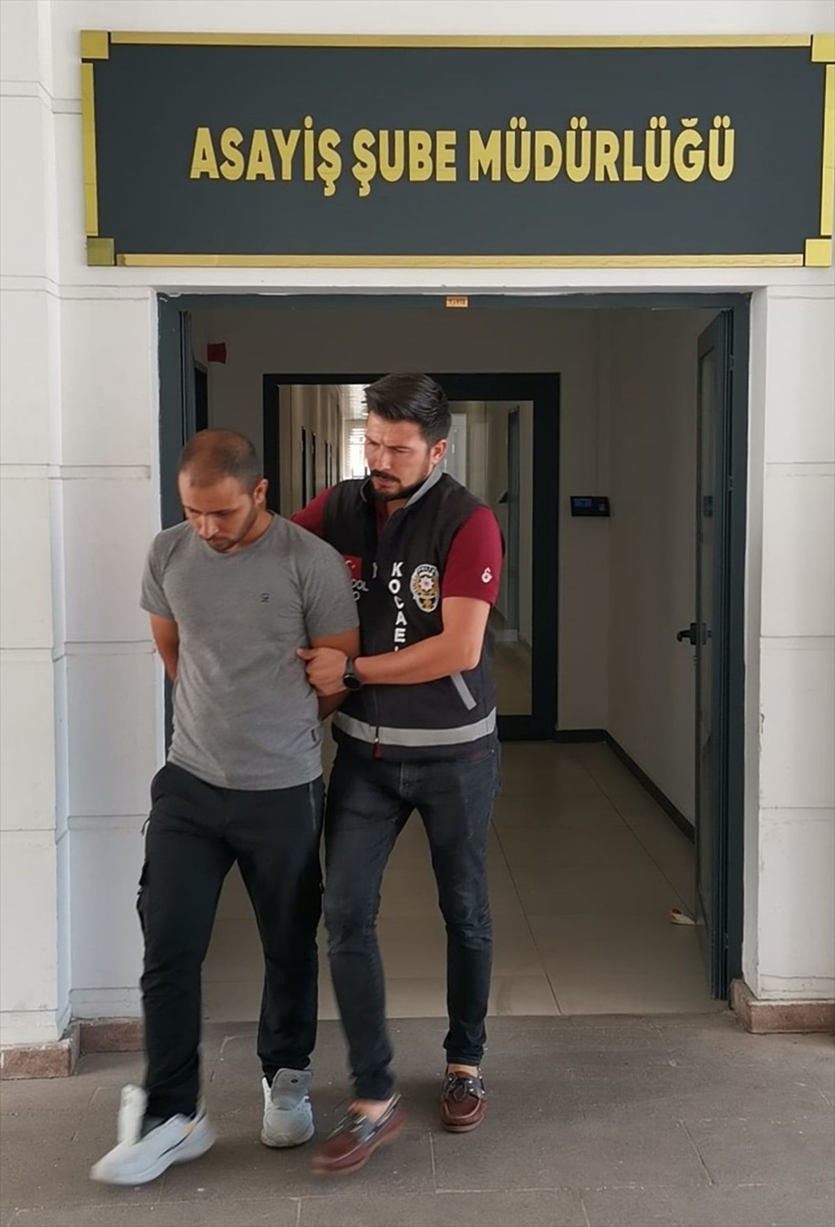 Kocaeli\'de Kendisini Polis Olarak Tanıtan Dolandırıcı Tutuklandı