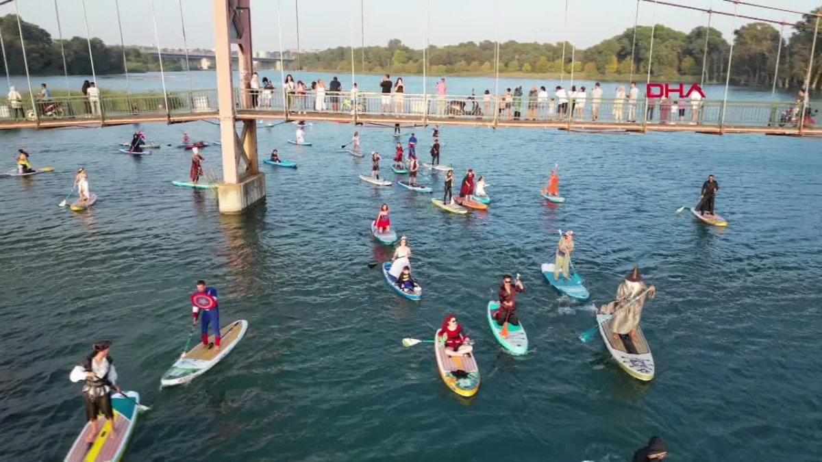 Adana\'da Kostümlü Paddle Board Etkinliği Yoğun İlgi Gördü