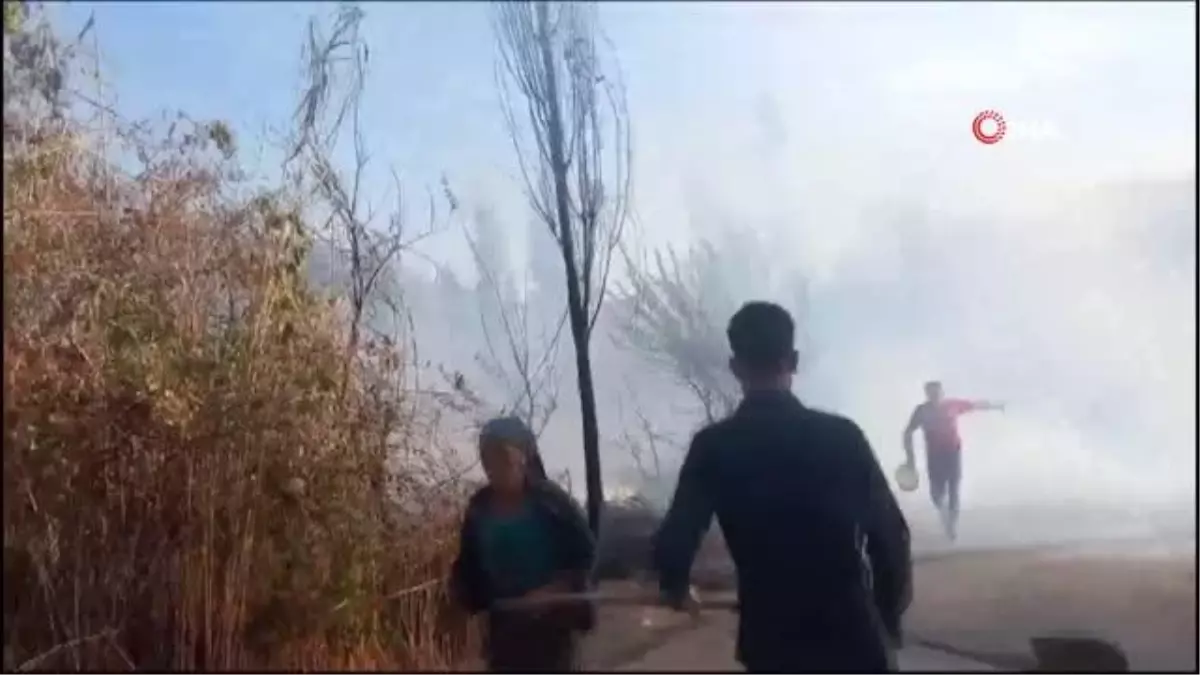 Köylerini saran yangını söndürmek için kadın erkek, yediden yetmişe seferber oldu