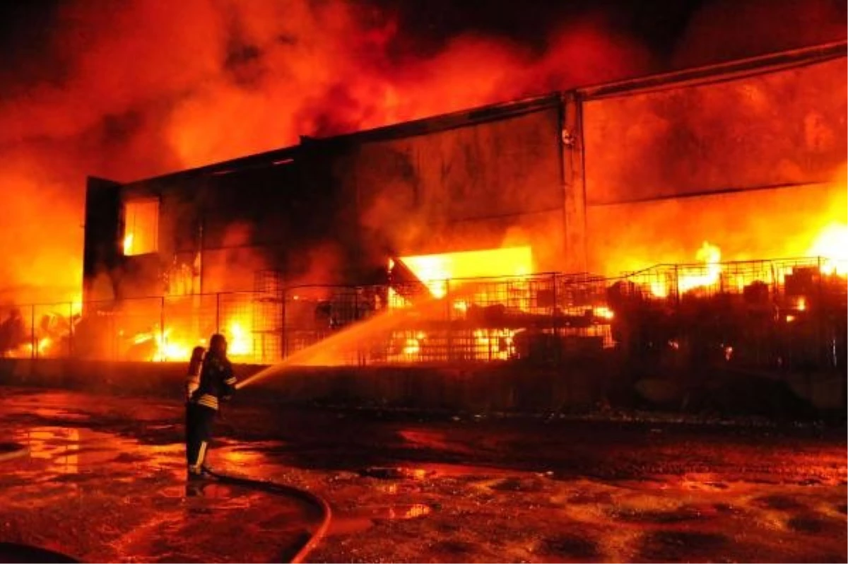 Manisa\'daki Atık Tesisinde Çıkan Yangında Bertaraf İşlemi Sürüyor