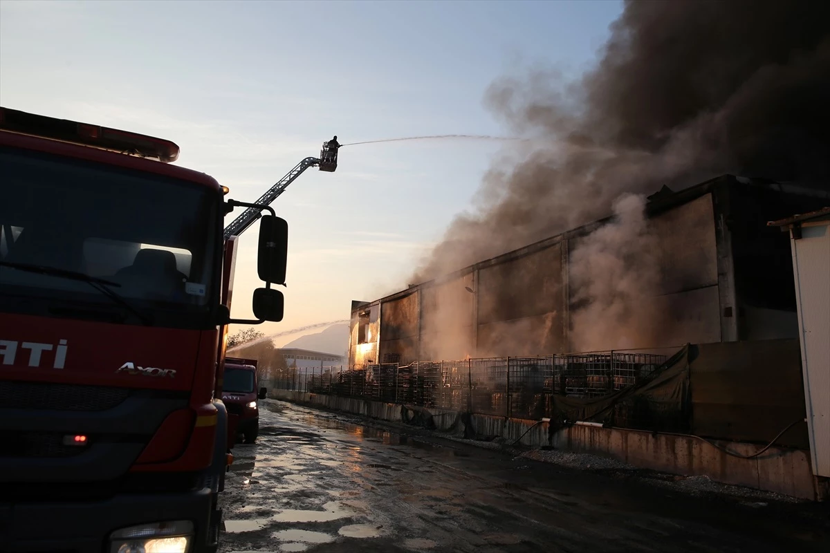 Manisa\'daki Yangında Tehlikeli Gaz Tespit Edilmedi