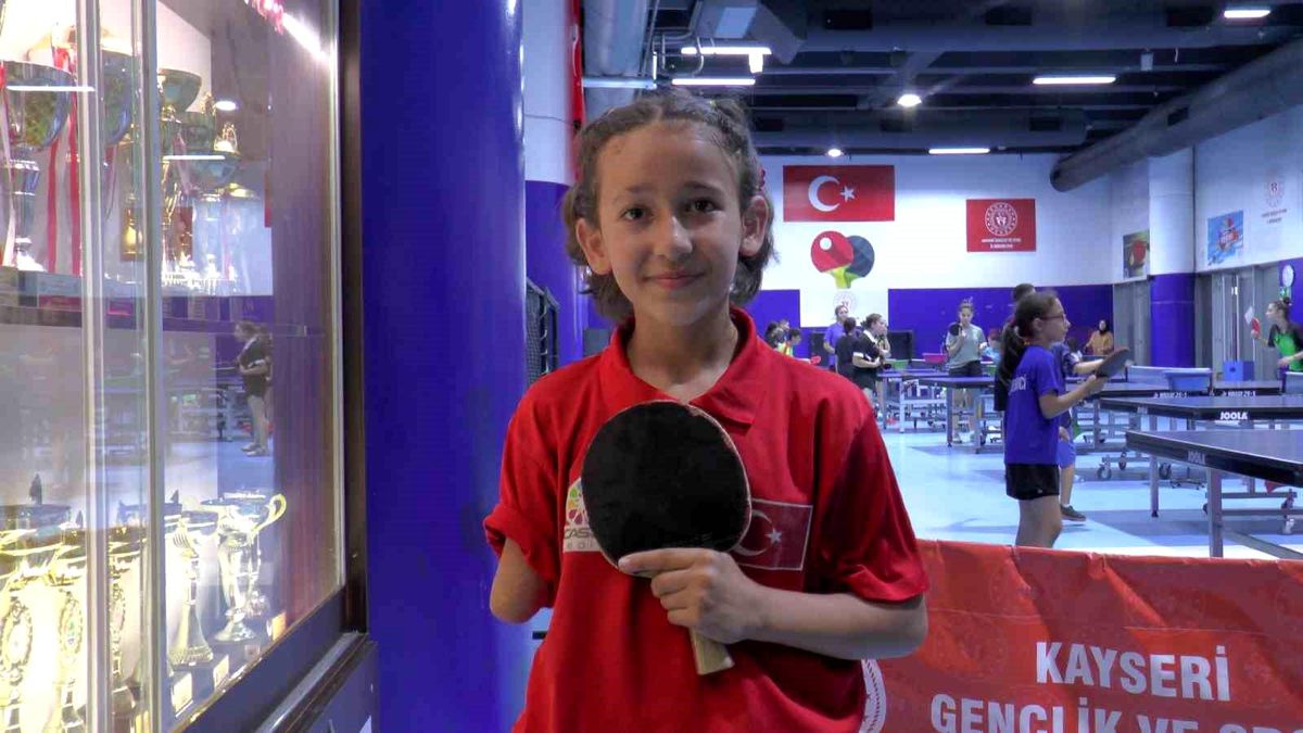 Kayseri\'de Ampute Olan 9 Yaşındaki Berra, Masa Tenisinde Olimpiyat Şampiyonu Olmak İstiyor