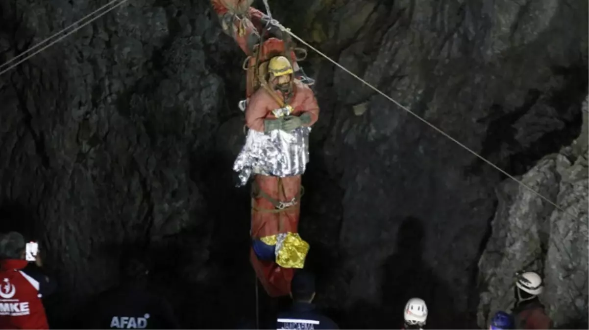Mide kanaması geçiren ABD'li bilim adamı 9 gün sonra mağaradan çıkartıldı! İşte ilk kelimesi