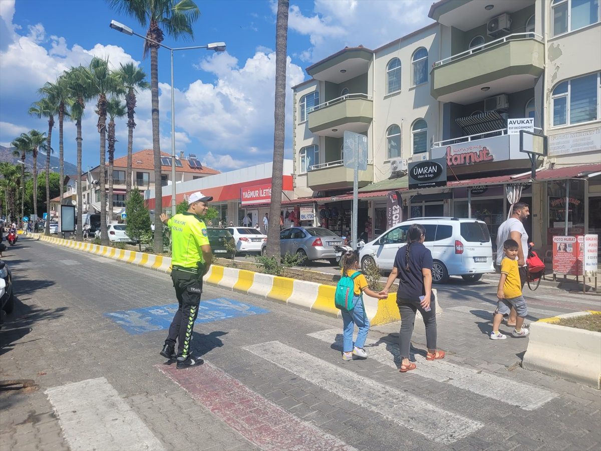 Muğla\'da Okul Servislerine Yönelik Denetimlerde 237 Sürücüye Ceza Kesildi