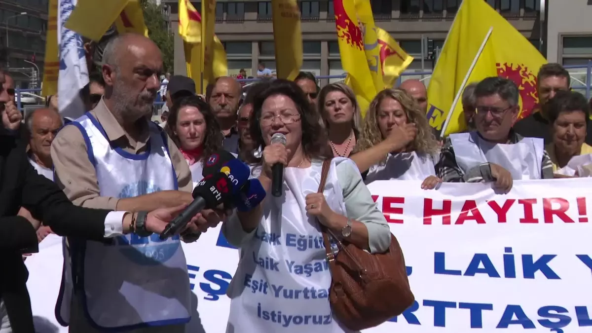 Öğretmenler, "Laik Eğitim, Laik Yaşam, Eşit Yurttaşlık" Mitingi İçin Ankara\'dan İzmir\'e Doğru Yola Çıktı.