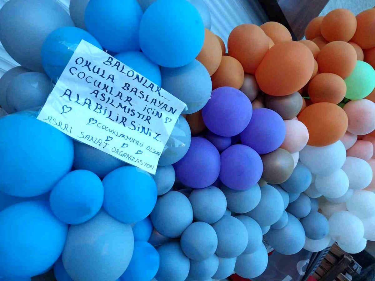 Tatvan\'da İşletme Sahibi Okula Başlayan Öğrencilere Balon Hediye Etti