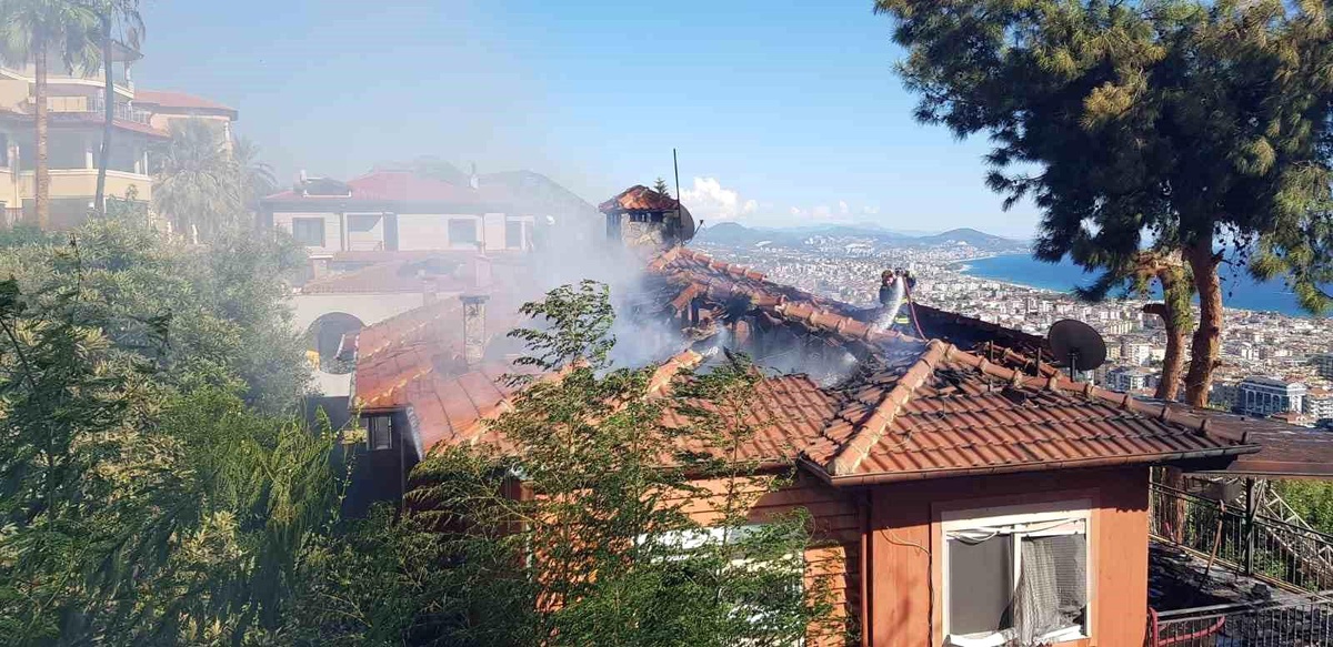 Alanya\'da çıkan yangın villalara sıçradı