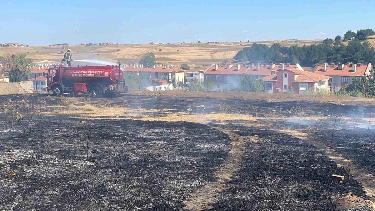Edirne\'de Otluk Alanda Başlayan Yangın Kontrol Altına Alındı