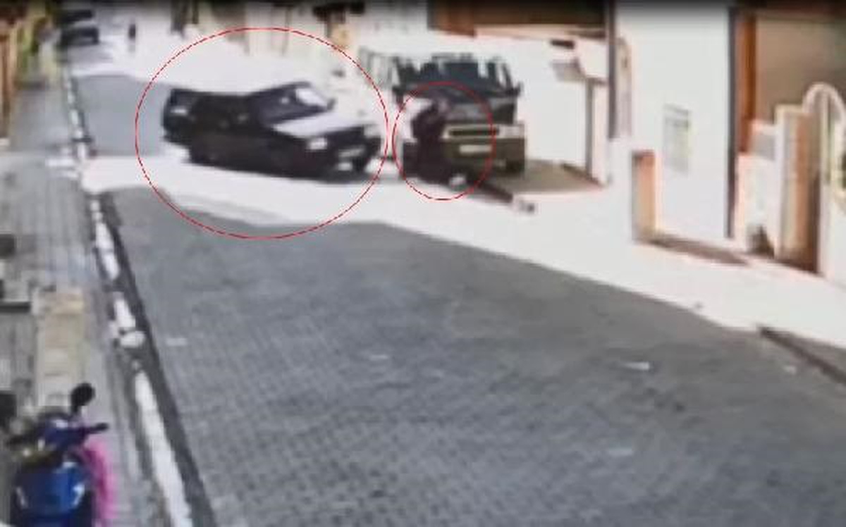 Mardin\'de otomobil park halindeki minibüse ve öğrenciye çarptı