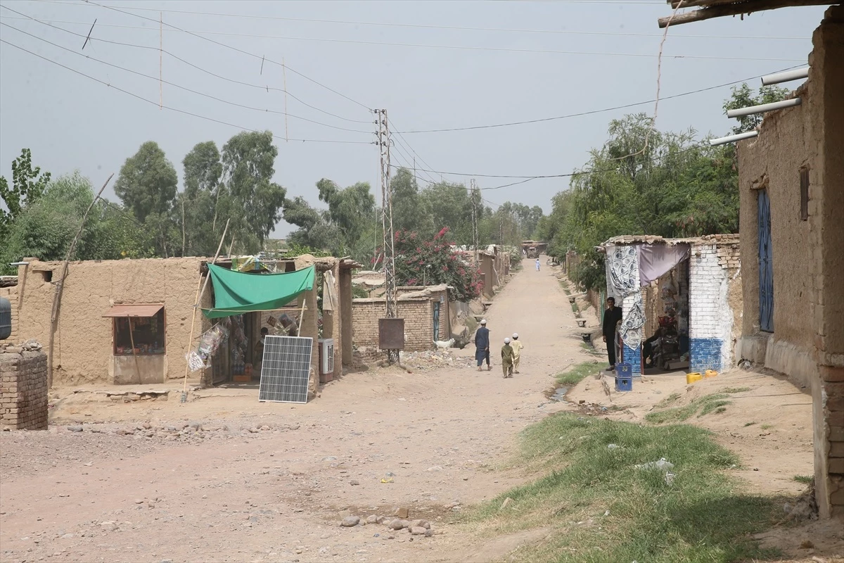 Pakistan\'da yaşayan Afgan mülteciler, kayıt kartlarının süresinin uzatılmasını talep ediyor
