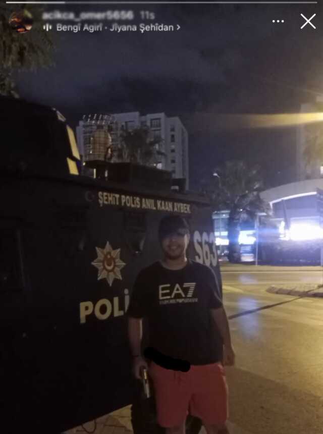 Polis araçlarının yanında silahlı fotoğraflar çekip paylaşan genç gözaltına alındı Polis araçlarının yanında silahlı fotoğraflar çekip paylaşan genç gözaltına alındı