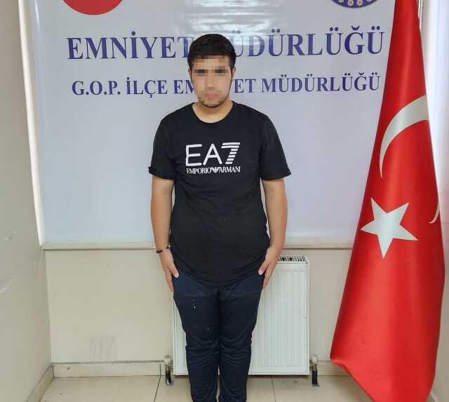 Polis araçlarının yanında silahlı fotoğraflar çekip paylaşan genç gözaltına alındı Polis araçlarının yanında silahlı fotoğraflar çekip paylaşan genç gözaltına alındı