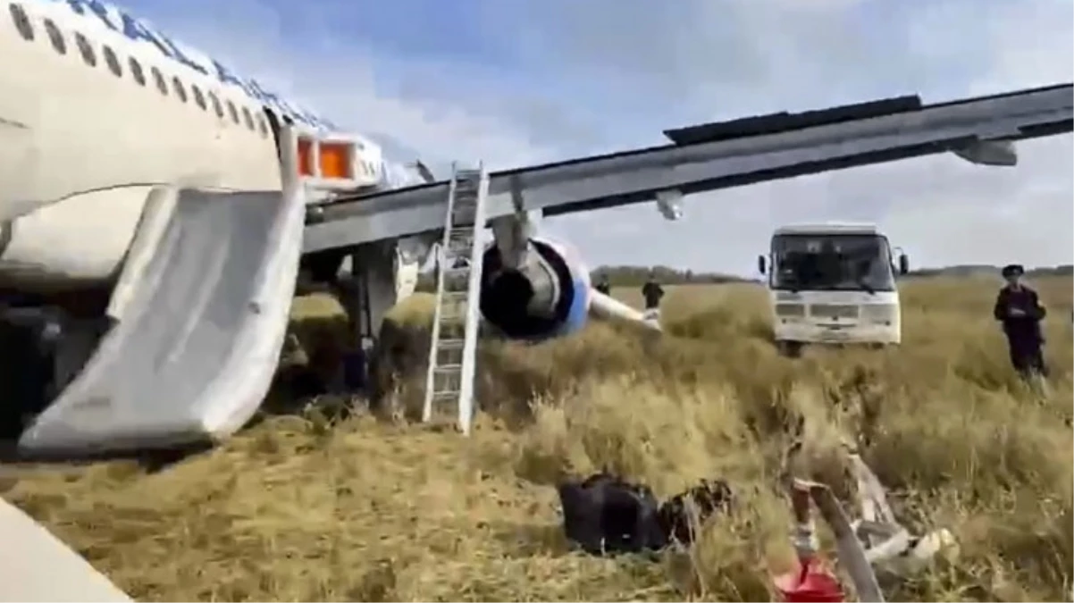 Rusya\'da yolcu uçağı tarlaya acil iniş yaptı
