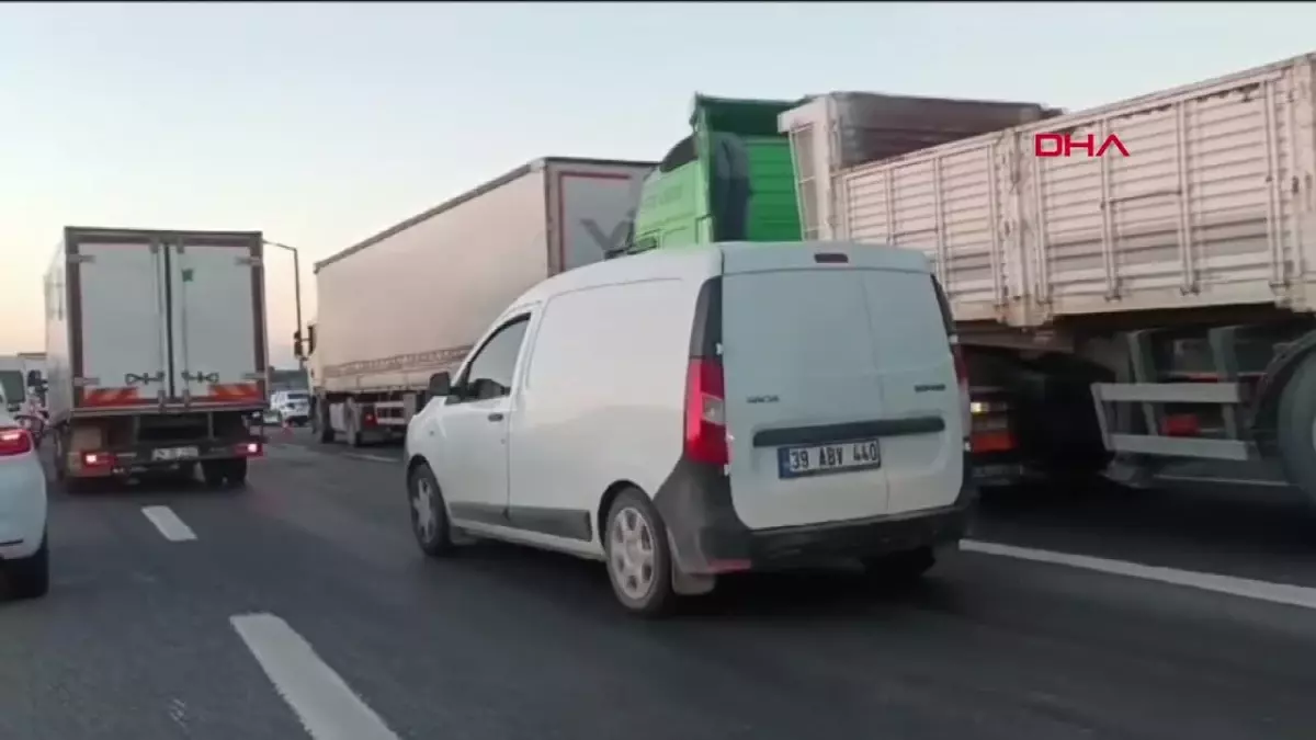 Silivri TEM Otoyolu\'nda Zincirleme Kaza: Bir TIR Şoförü Yaralandı