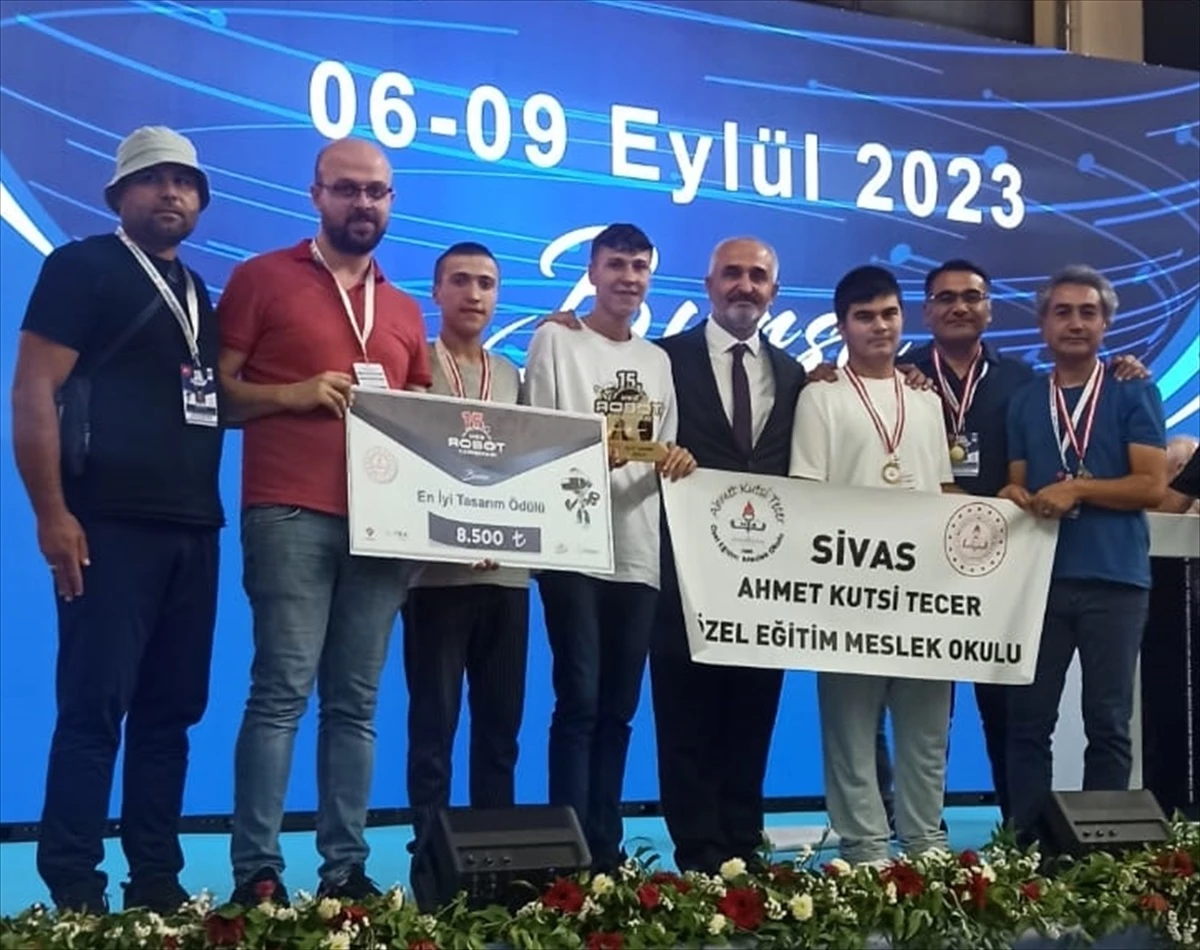 Sivas Ahmet Kutsi Tecer Özel Eğitim Meslek Okulu, Robot Yarışması\'nda En İyi Tasarım Ödülü Aldı