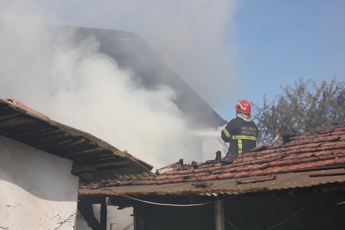 Suluova\'da bir depoda çıkan yangın söndürüldü