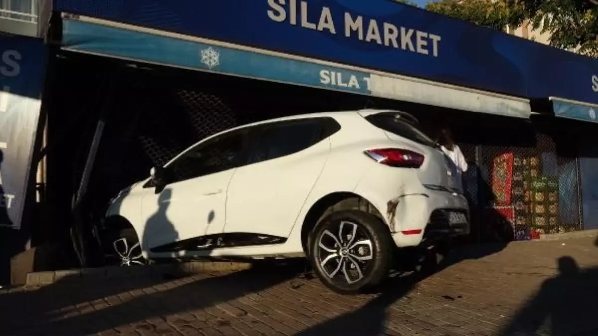 Taksiye Çarpan Otomobil Kapalı Markete Girdi, 1 Kişi Yaralandı