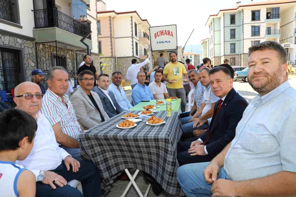 Şehzadeler Belediyesi TOKİ İş Birliğiyle Yapılan Konut Projesinde Lokma Hayrı Düzenlendi