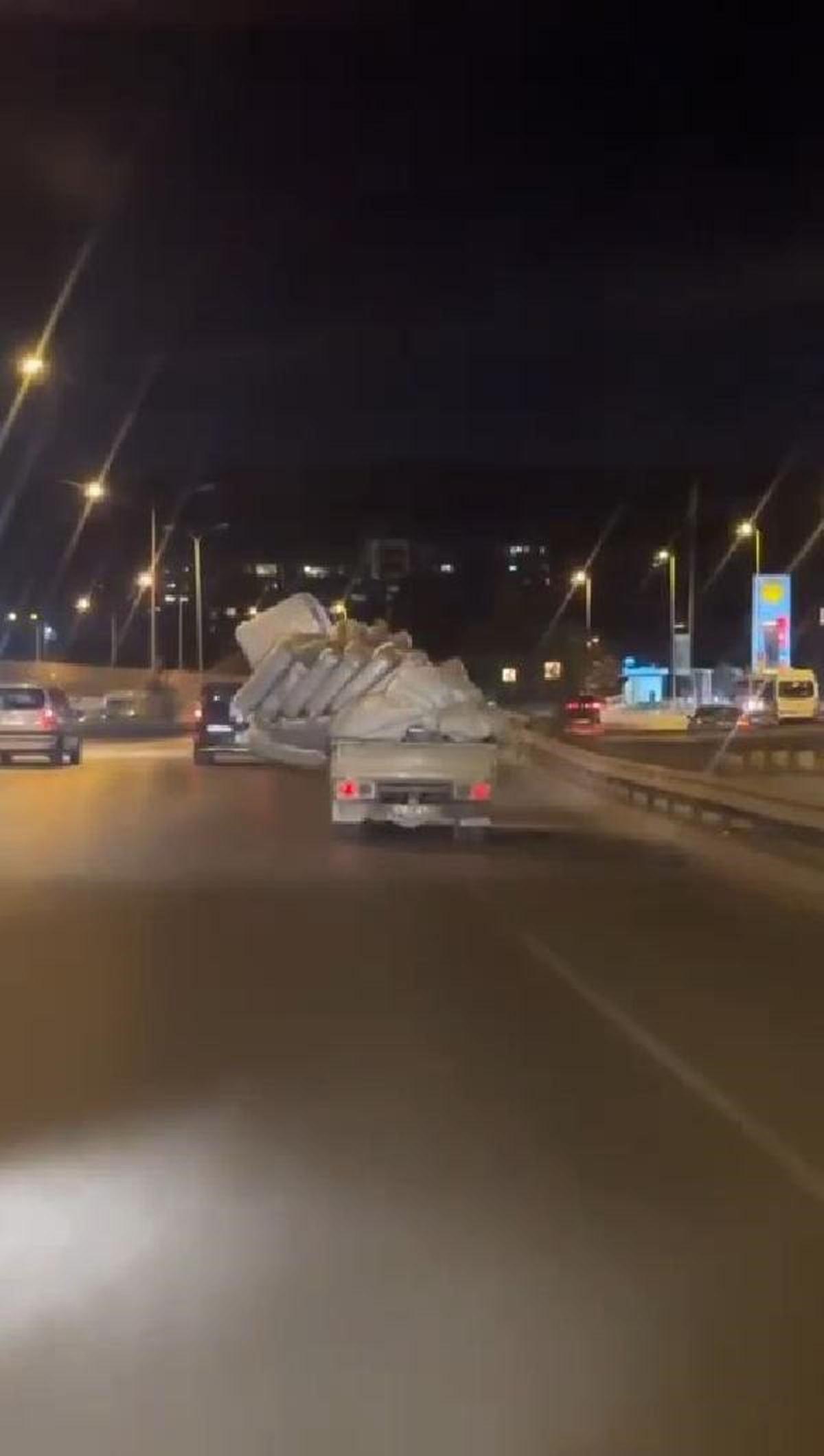 Ümraniye\'de Tehlikeli Yolculuk: Yatak Yüklü Kamyonet Trafiği Tehlikeye Attı