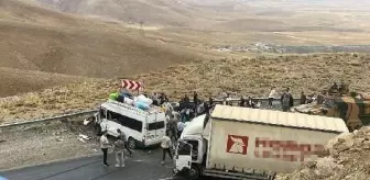 Hakkari'de kargo kamyonu ile yolcu minibüsü çarpıştı: 1 ölü, 11 yaralı