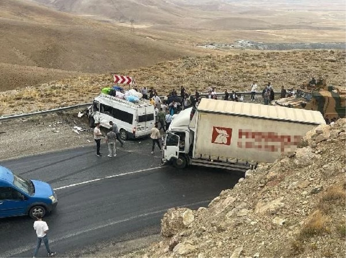 Hakkari\'de kargo kamyonu ile yolcu minibüsü çarpıştı: 1 ölü, 11 yaralı