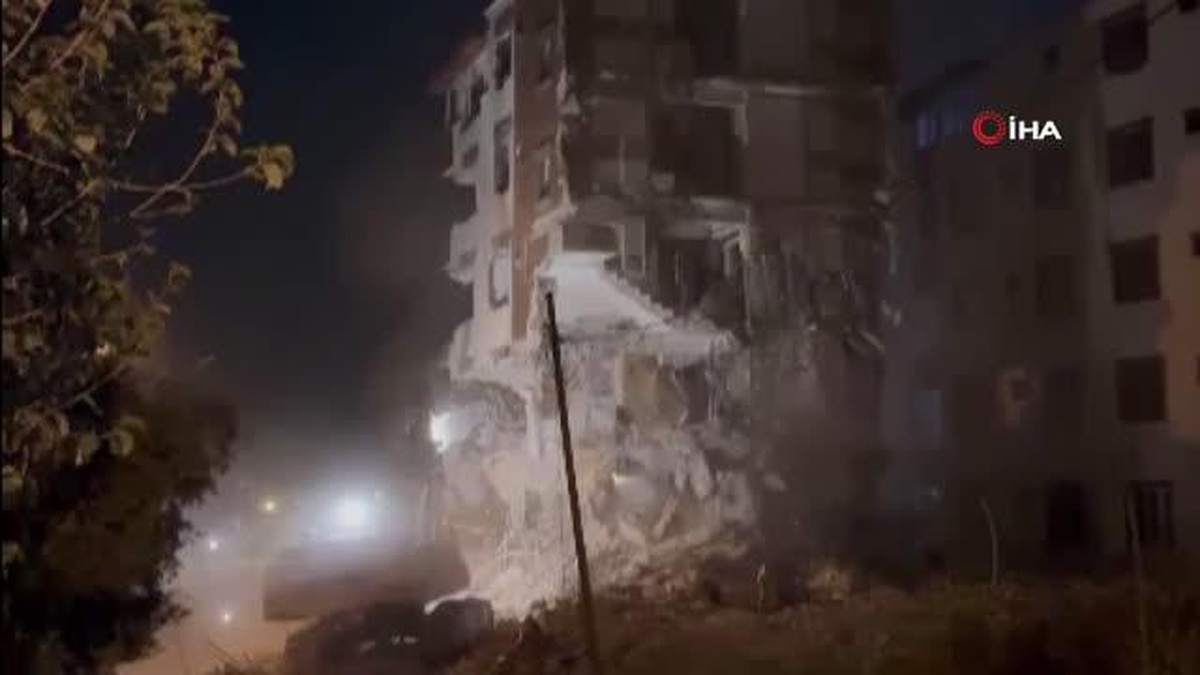 Yıkım esnasında 6 katlı binanın iş makinesinin üzerine çökme anı kamerada